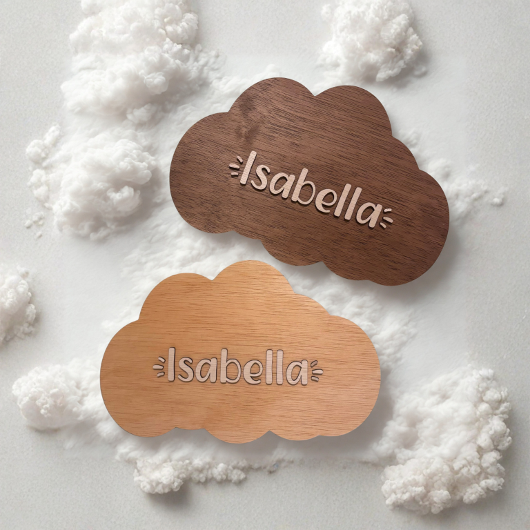 Houten naambord in wolk vorm met een sierlijke naam in 2 verschillende kleuren