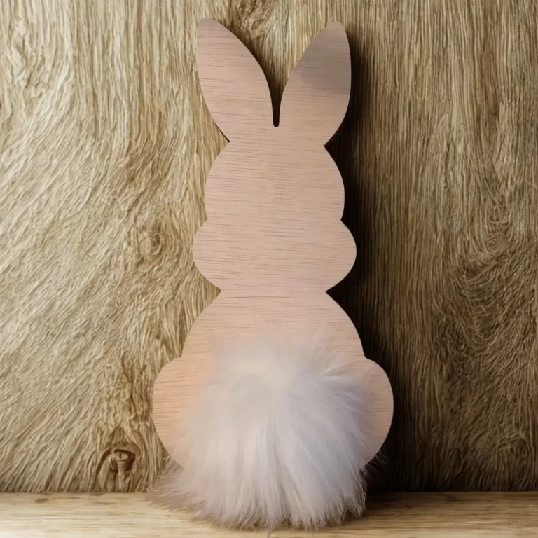 decoratie konijn met pluis staart, op een houten plank