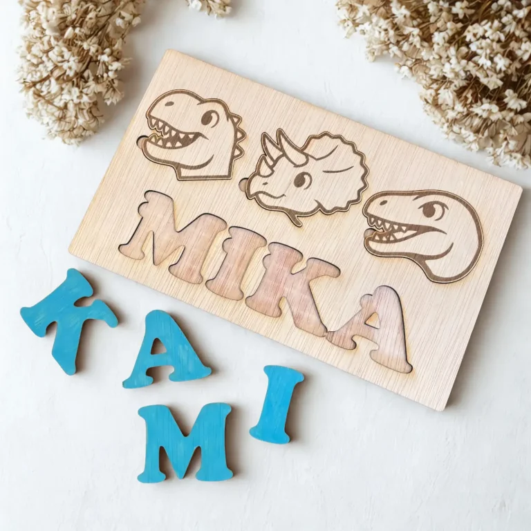 houten puzzel met naam en dino afbeeldingen met de puzzelstukken ernaast en de letters in het blauw