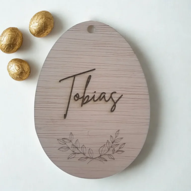 paas ornament met naam en een stijlvol takje, met paasdecoratie