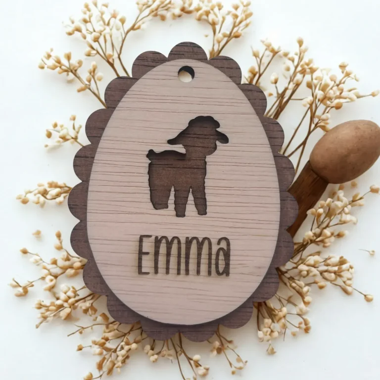 Houten paas ornament lam met naam en sfeervolle en natuurlijk gekleurde paas decoratie