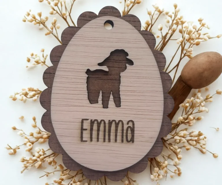 Paas Ornament met lam en naam, met sfeervolle paasdecoratie