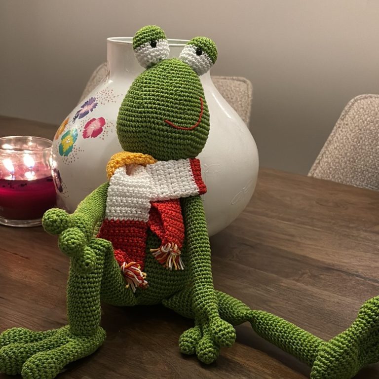 Gehaakte kikker met een carnaval sjaal om