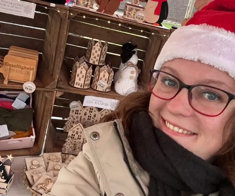 Gaby van Gaby's Handwerkstudio bij een braderie kraam